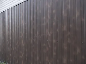 Забор из коричневого профлиста